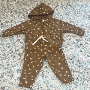 Hooded jogger set Old Navy size 12-18 months. Excellent condition.
